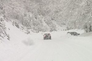 δρόμος με πολύ χιόνι και έντονη χιονόπτωση