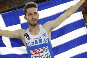 Ο Μίλτος Τεντόγλου πανηγυρίζει με την ελληνική σημαία