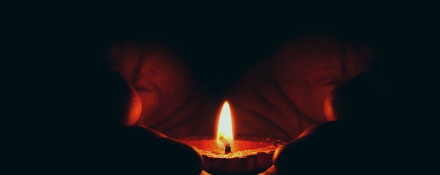 συλλυπητήριο μήνυμα - αναμμένο κερί που καίει εις μνήμην
