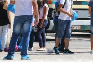 Μαθητές περιμένουν για τη μεταφορά τους στο σχολείο