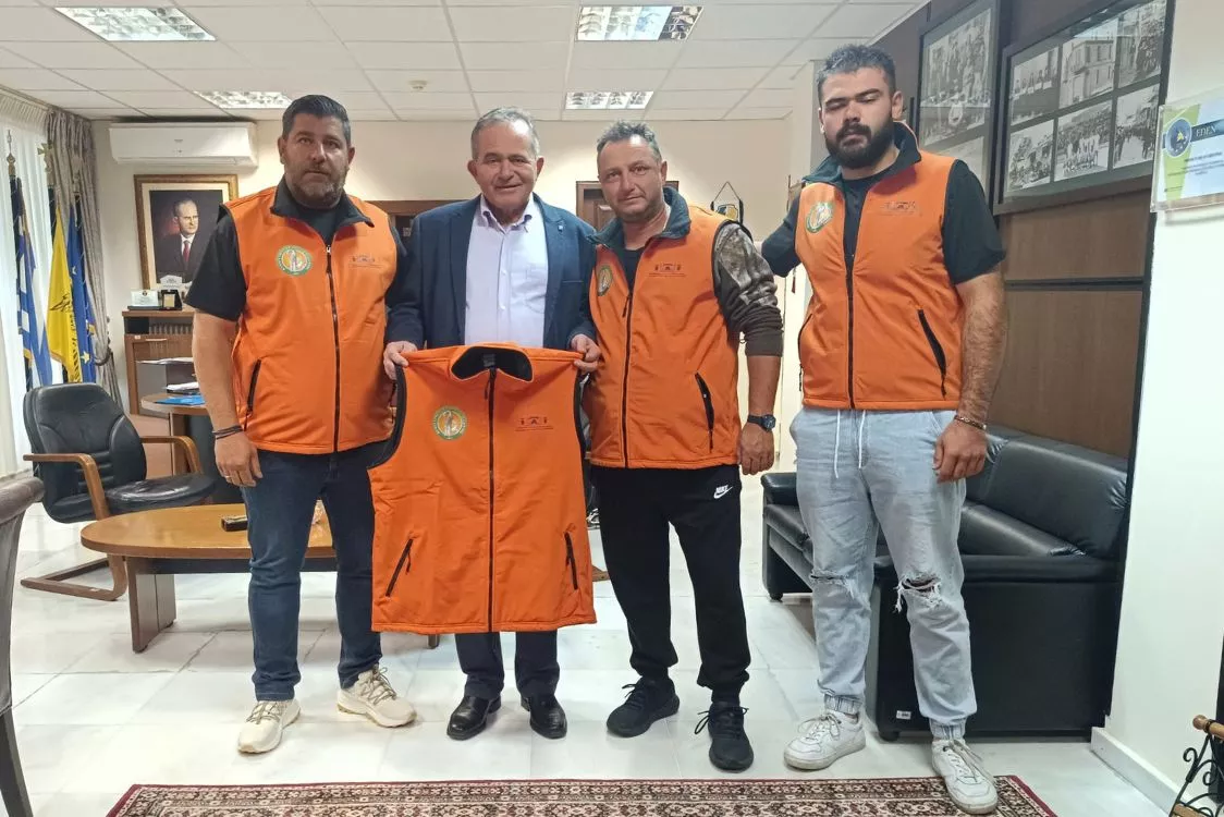 Παράδοση διακριτικών γιλέκων στον Κυνηγετικό Σύλλογο Δεσκάτης