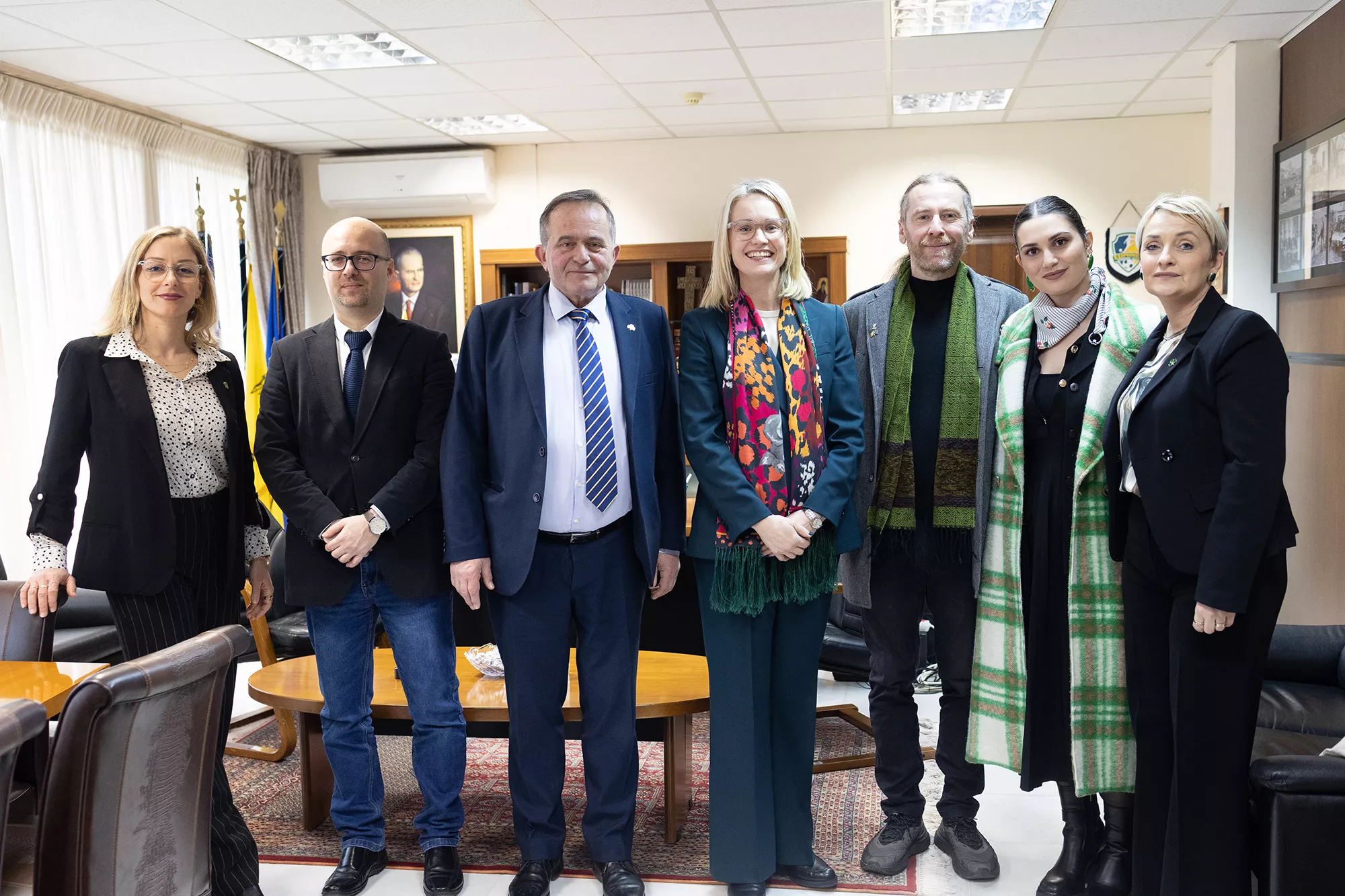 Η Ciara O'Floinn στο γραφείο του Αντιπεριφερειάρχη Γρεβενών