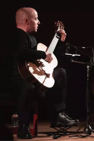 Ρεσιτάλ και Σεμινάρια Κλασικής Κιθάρας με τον Νίκο Μπαλογιάννη